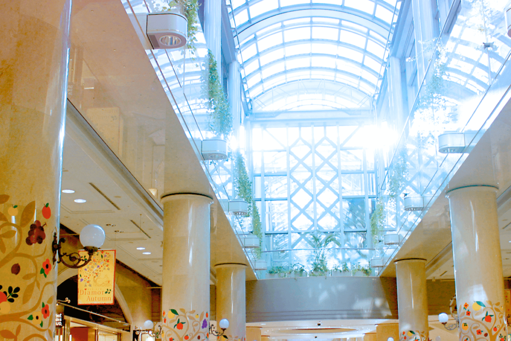 ショッピングモール・アウトレットモールの、愛犬とのおでかけマナーとしつけについてご紹介。世田谷区と文京区で愛犬と一緒に受講するドッグトレーニングから、プロトレーナーによるトイレのしつけ、マナー他、ご自宅までお伺いする出張ドッグトレーニングサービス、お散歩代行、LINE無料相談、ドッグホテル、ドッグ幼稚園、短期間お預かりトレーニング、初回カウンセリングご相談後オリジナルメニューをお作りいたします。犬のしつけハグ