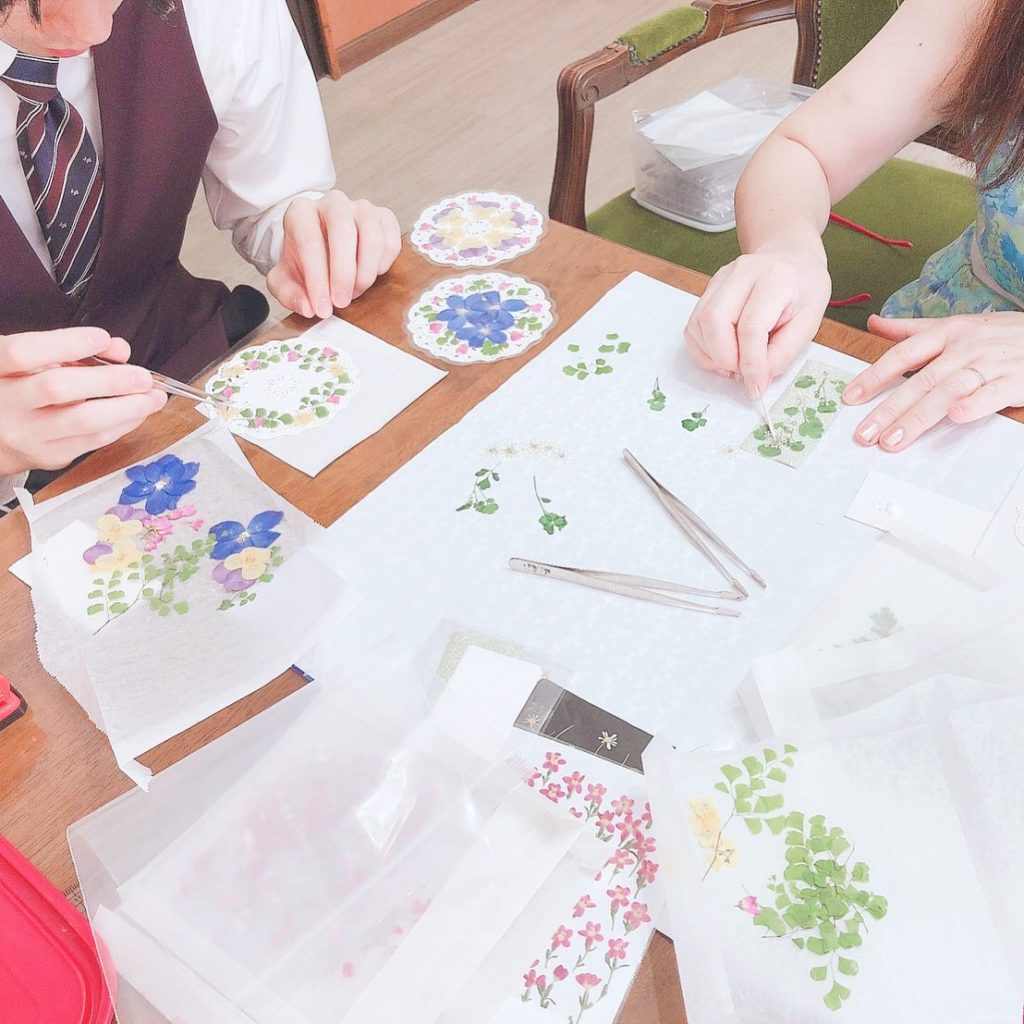 夏休み自由研究【大人気!】押し花ワークショップ【押し花キットで簡単!】東京、文京区のドッグトレーニング 犬のしつけハグ主催で開催。
