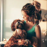 犬を抱っこする事のメリットやデメリット｜正しい抱き方は?