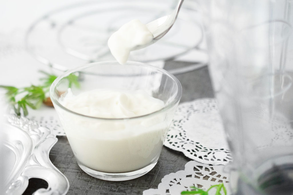 愛犬にヨーグルトを食べさせることのメリットや注意点