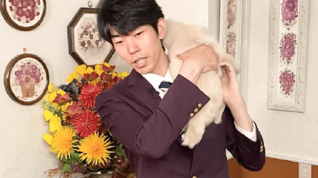 東京都文京区の犬のしつけハグで犬を肩乗せ抱っこしている