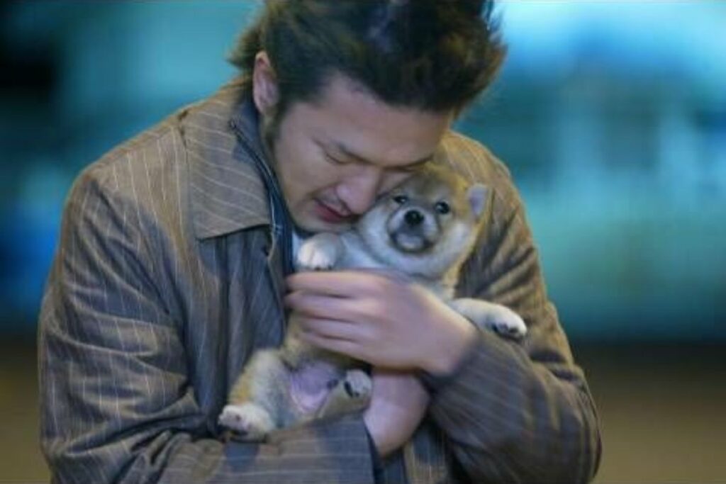山田が子犬を抱えている画像